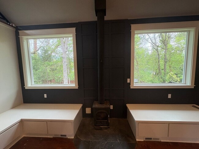 Building Photo - 2BED 2BATH - NORTHWEST, NEWLY RENOVATED, YARD, WASHER DRYER, STORAGE