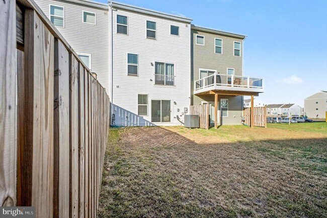 Building Photo - 423 Honeyberry Ln