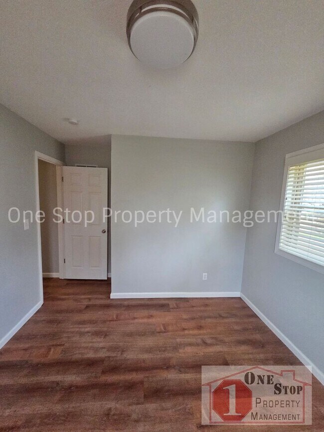 Building Photo - Gorgeous 3 Bedroom, 2.5 Bath in Kearney!