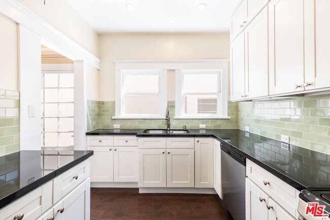 Building Photo - 1109 1/2 Cloverdale Ave