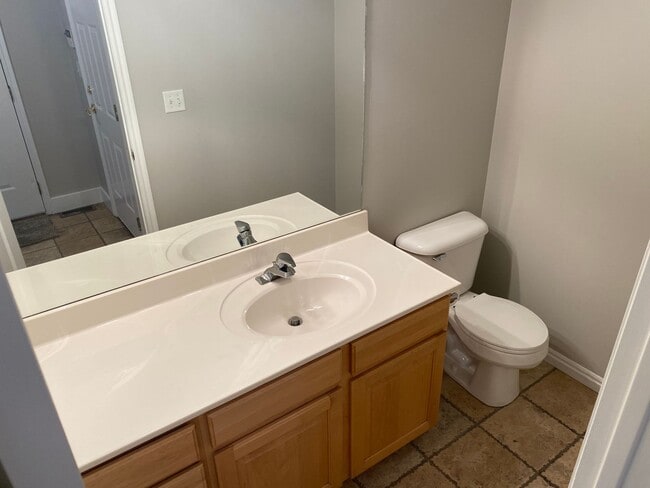 Building Photo - Nice home in great location