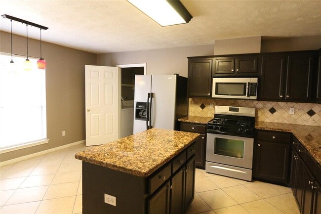 Building Photo - 10811 Burkes Garden Dr