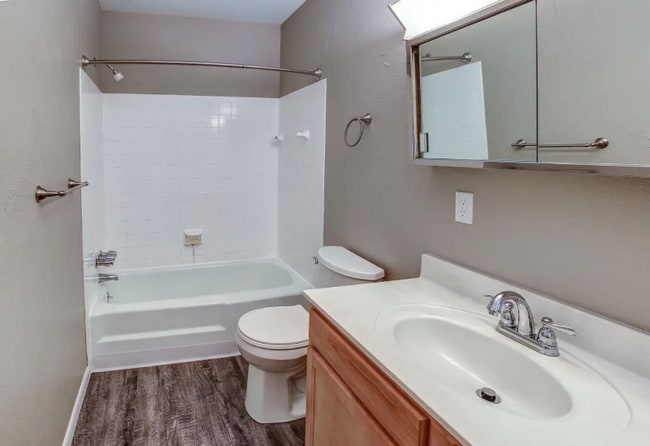 Building Photo - 2323 Shoreland Ave