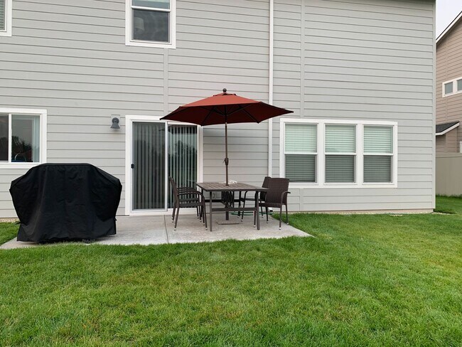 Building Photo - 4 bedrooms upstairs PLUS an OFFICE on the ...
