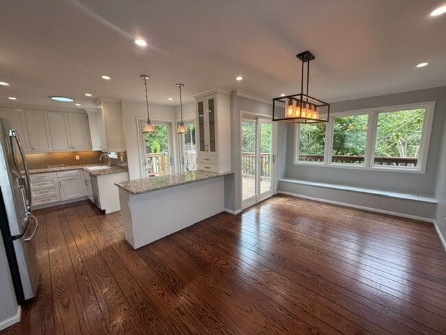 Building Photo - 3824 Fernwood St