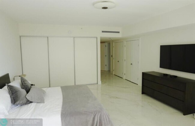 Building Photo - 9559 Collins Ave