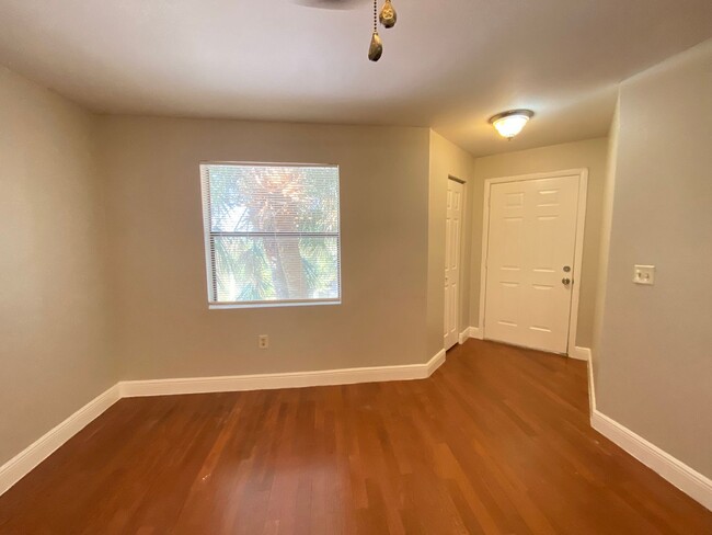 Building Photo - 2-Bed, 2-Bath Condo Near Celebration – Mov...