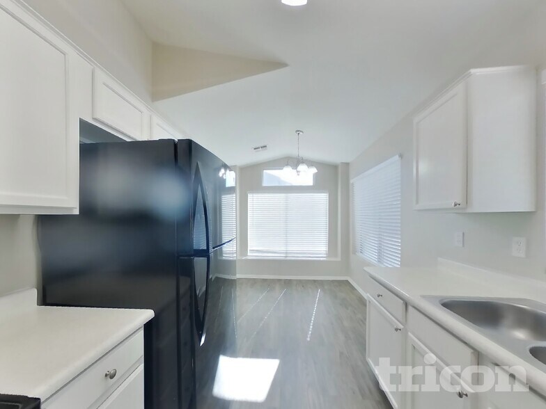 Building Photo - 4005 E La Salle St