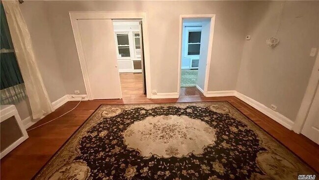 Building Photo - "Charming 3-Bedroom Unit in Queens – Spacious 900 Sq Ft Living!"