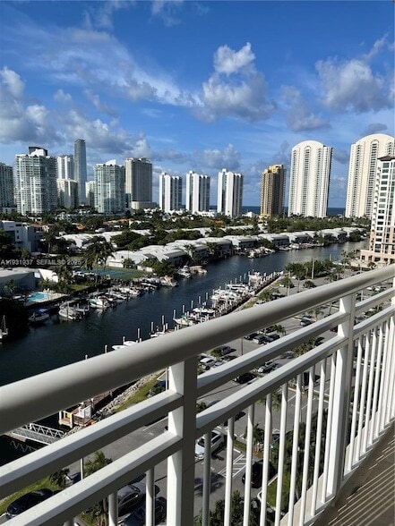 Building Photo - 400 Kings Point Dr