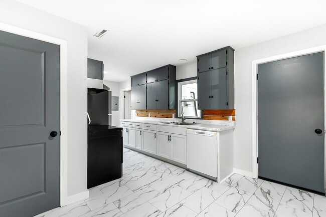Building Photo - 828 S Pershing St