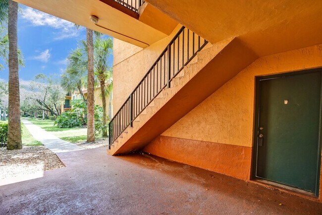 Building Photo - Updated 2 Bed, 2 Bath 1st Floor Condo with...