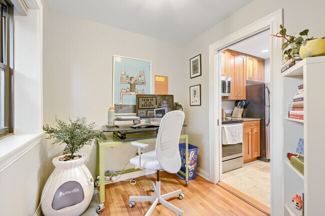 Building Photo - 512 W Barry Ave