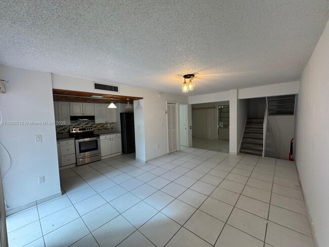 Building Photo - 9155 Fontainebleau Blvd