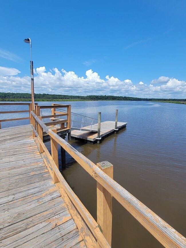 Building Photo - Available now. 3BR/3.5 BA Townhome in Ashl...