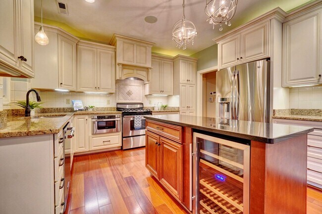 Building Photo - 1700 Jermyn Ln