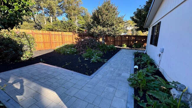 Building Photo - Mission Fields Home, 3 bedroom 2 bath, Fire Place, large fenced yard, 2 car garage fully finished...