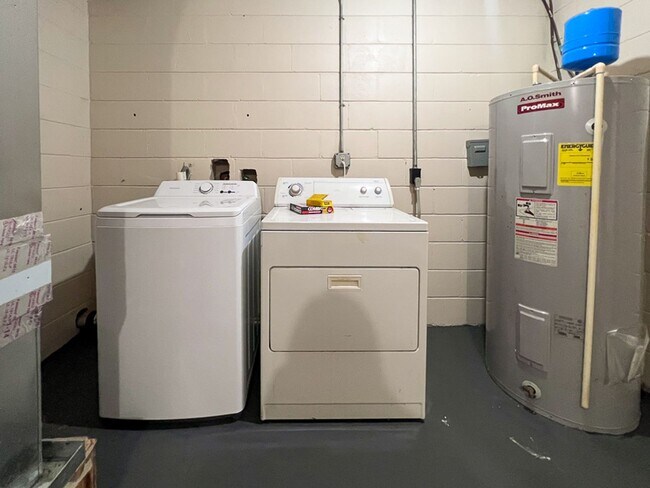 Building Photo - 4BR/3BA with Detached Garage Conversion Available Mid August! *Application Pending*