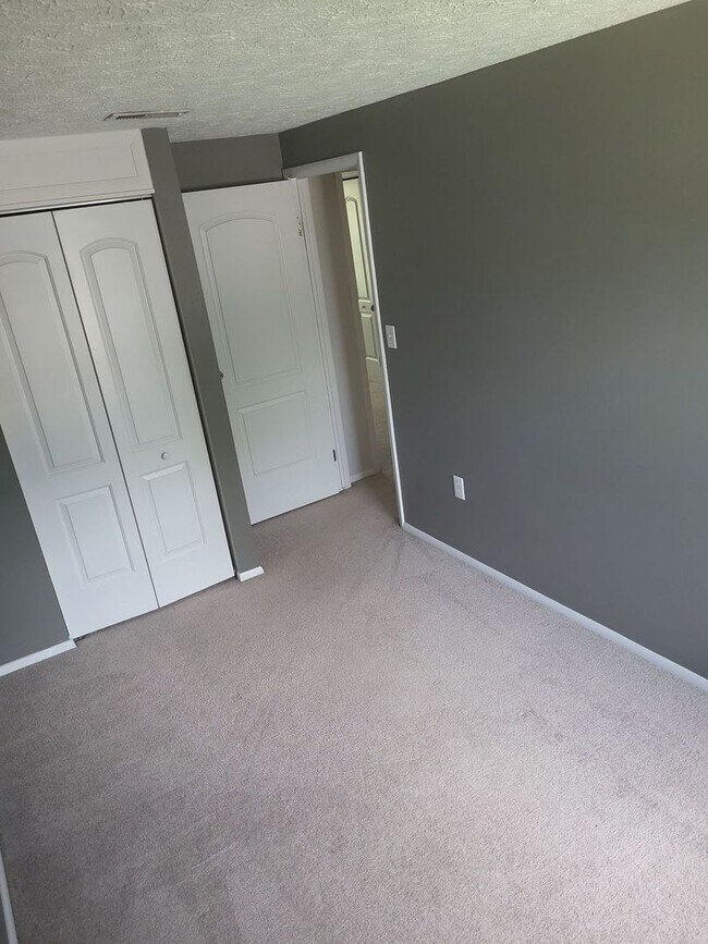 Building Photo - 916 Chatsworth Dr