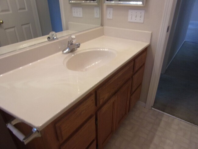 Building Photo - 1609 Paseo Flores Dr
