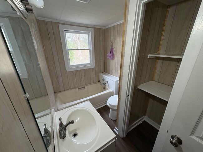 Building Photo - 3 Bedroom House Available for Rent