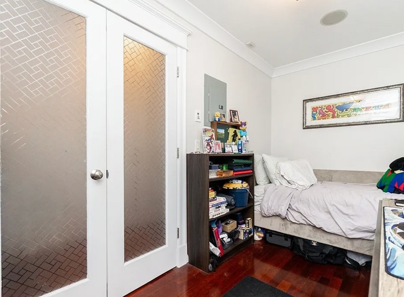 Building Photo - 632 E Broadway