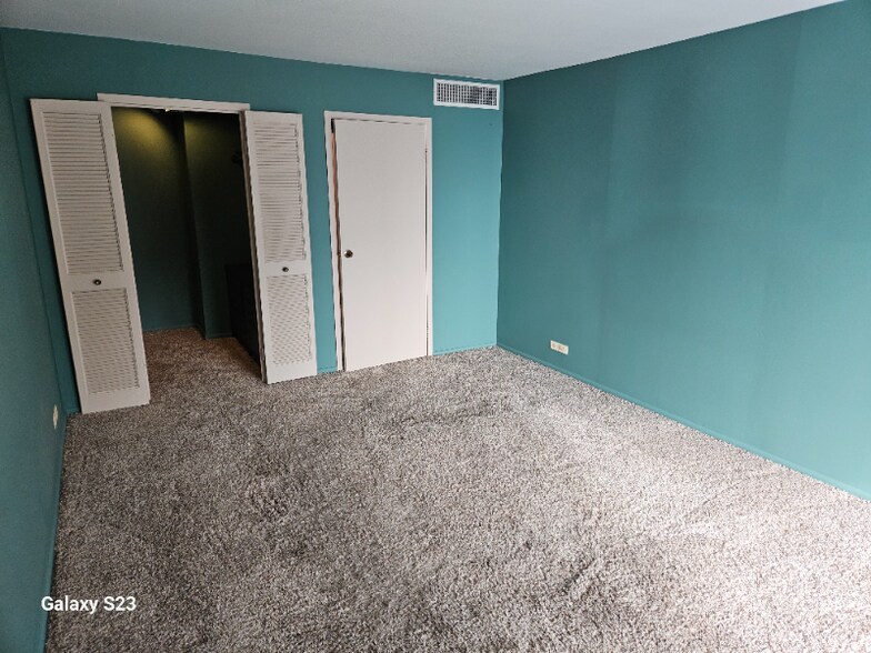 Building Photo - 6033 N Sheridan Rd