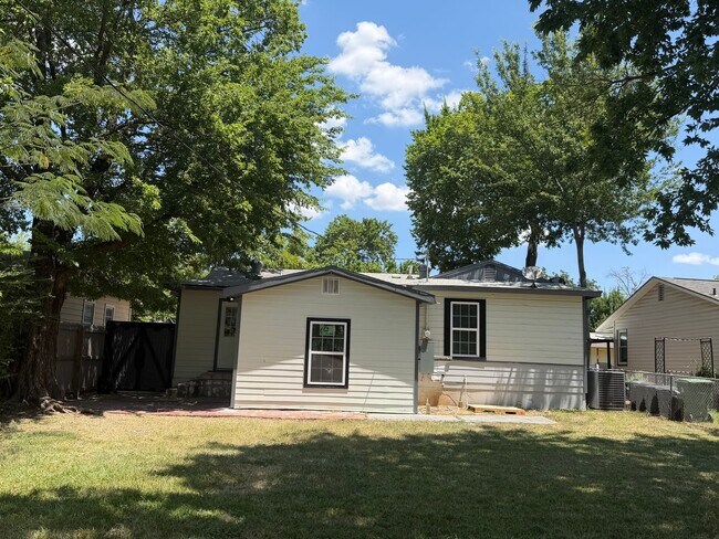 Building Photo - Spacious 3-Bedroom Home for Lease in Established Hurst Neighborhood