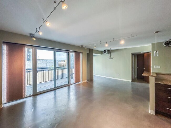 Building Photo - 800 Brazos St