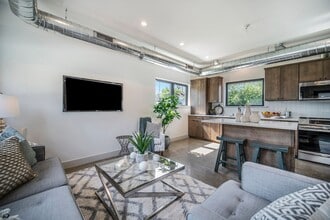 Building Photo - 560/562 Cleveland St