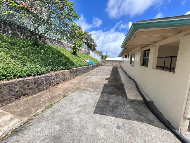 Building Photo - 44-113-113 Nanamoana St