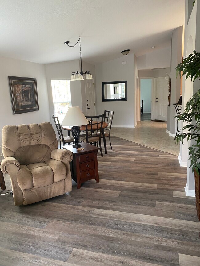 Building Photo - 304 Acadia Dr