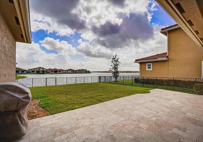 Building Photo - 8980 Lakeview Pl