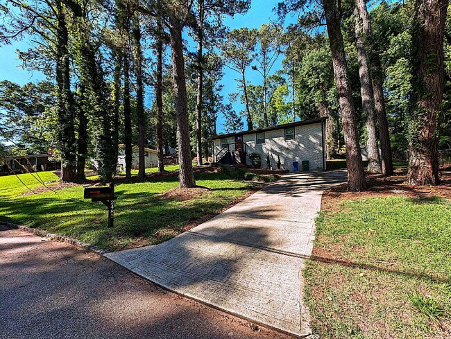 Building Photo - Stylish & Convenient Atlanta Room: All-Inclusive Living!