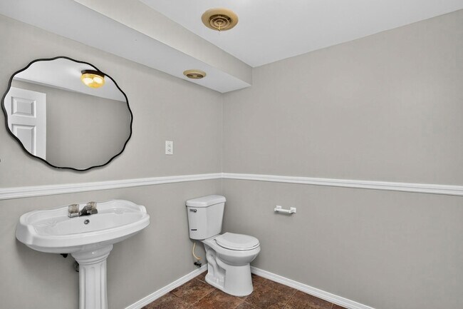 Building Photo - 261 Eisenhower Dr