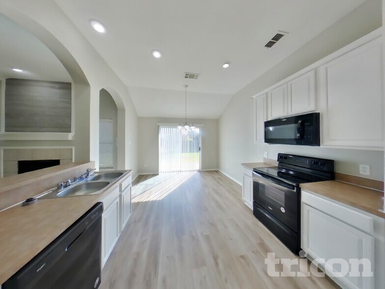 Building Photo - 113 Galloping Trail