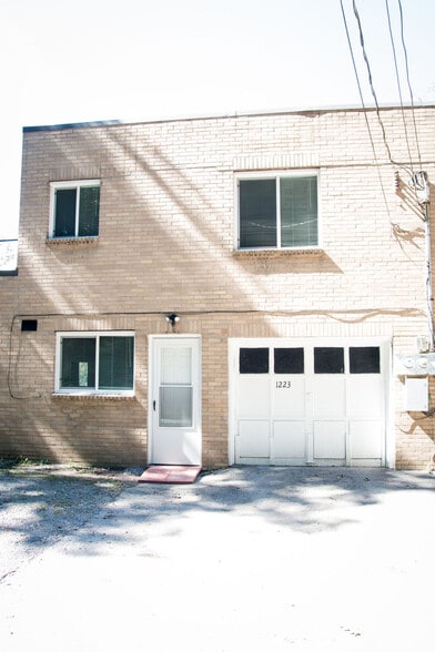 Building Photo - 1223 Greenbrier Rd