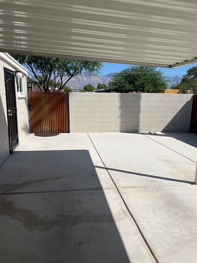 Building Photo - 4831 E Hampton St