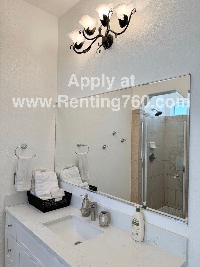 Building Photo - Incredible City Views In Western Hills Est...
