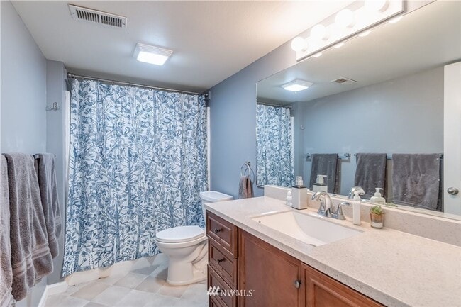 Building Photo - 6 Bedroom 3.5 Bathroom home with large yard and garage in Bellingham