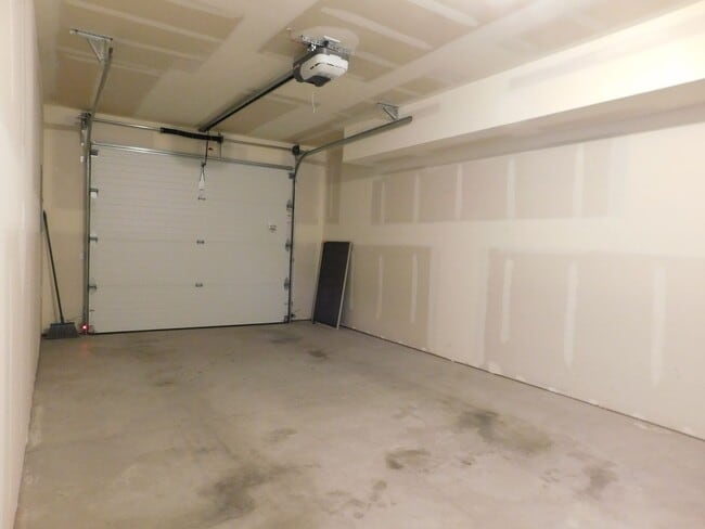 Building Photo - Townhome Near Shopping