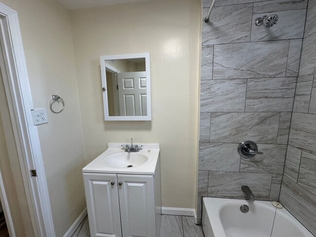 Building Photo - Beautifully Remodeled 2 Bed 1 Bath House