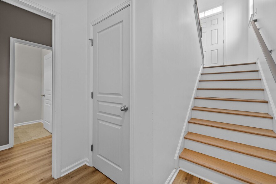 Building Photo - 10122 Glen Autumn Rd