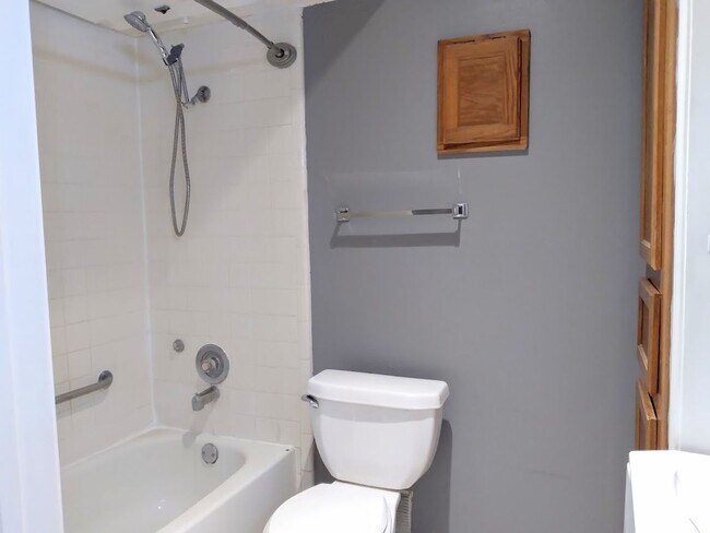 Building Photo - Cozy Medical Center Condo with Fireplace, Community Pool & Included Appliances!