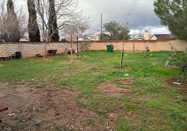 Building Photo - 2701 Juniper Dr