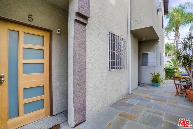 Building Photo - 852 N Poinsettia Pl