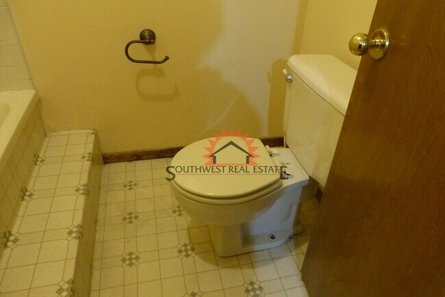 Building Photo - Lovely 3 bedroom 2 bathroom brick home wit...