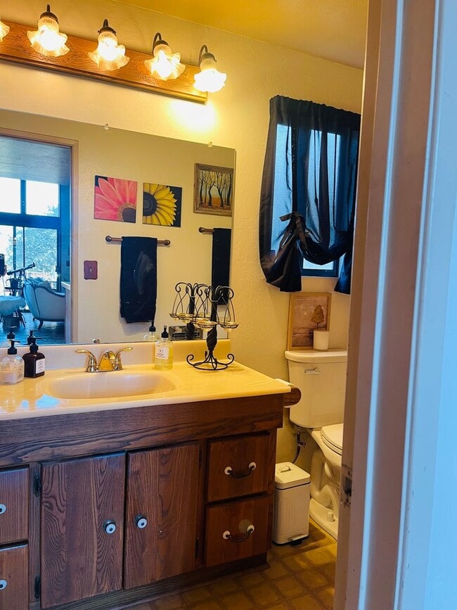 Building Photo - 2BR/1 Bath Bear Valley Springs Home  with ...