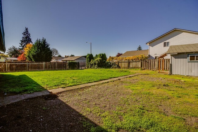 Building Photo - 3 bedroom 2 Bath Single Level on Large Lot