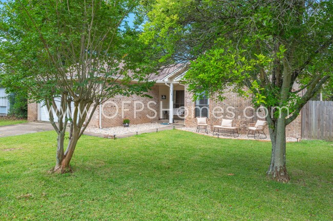 Building Photo - 3/2 in Destin!! AVAILABLE JULY 1